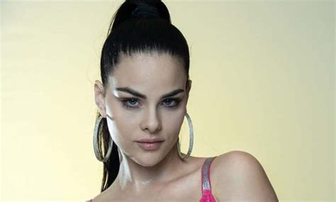 La modelo y cantante cubana Haniset se abre una。